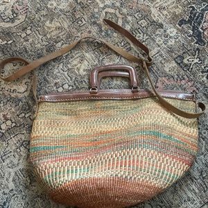 Vintage woven straw leather bag with crossbody strap.